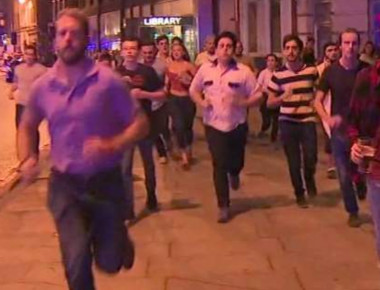 Νεαρός έτρεχε με το ποτό στο χέρι ατάραχος μετά την τρομοκρατική επίθεση κι έγινε viral (φώτο,βίντεο)